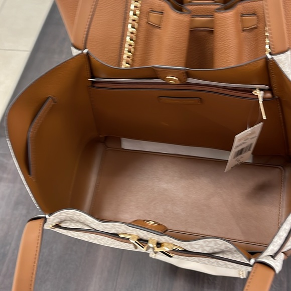 MICHAEL KORS
Reed Large Logo Belted Shoulder Tote Bag
Vanilla 
NWT - Picture 10 of 16